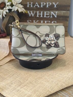 Coach Signature Logo Wristlet with Flower Khaki NWT Canvas Zipper Clutch